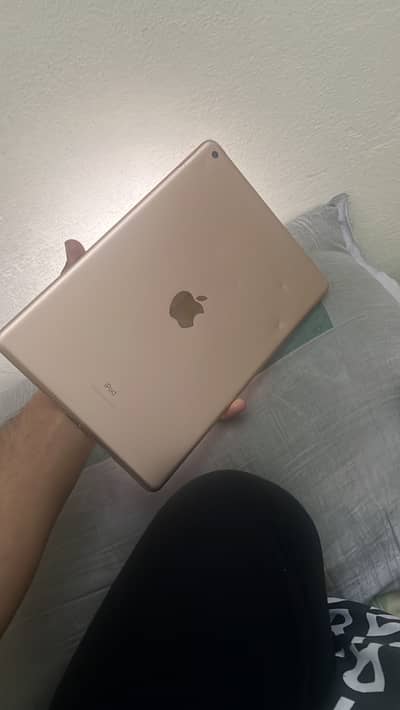 I pad 7 genration 128 gb scren brack and line but all ok working