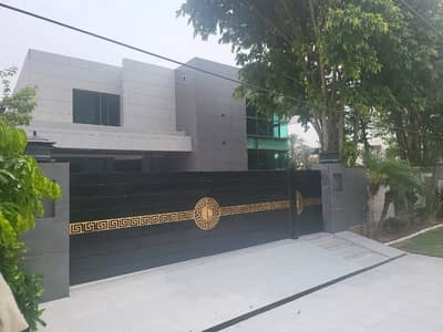 02 Kanal Slightly Used Like Brand New Modern Design With Full Basement Bungalow For Sale, In DHA Phase 3 ,Swimming Pool ,Home Theater, Near To Park ,100% Original Pics