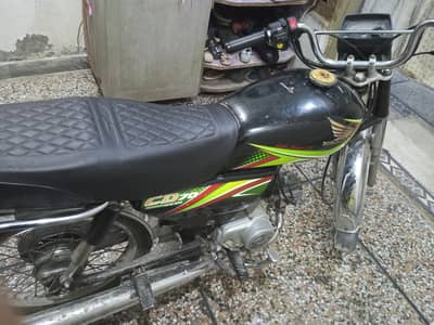 urgent for sale. Honda cd70cc paisay zarurat hai