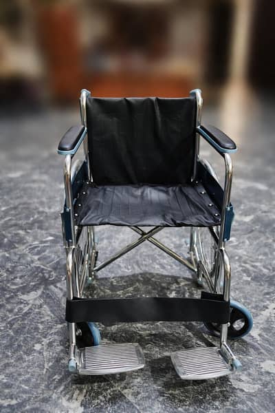 Manual wheel chair good condition 10/10  brand urjent saleneq