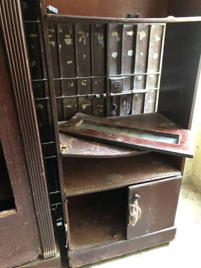 Divider and dreasing table fr sell !