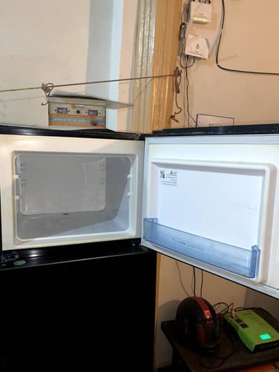 ELECTROLUX FRIDGE MEDIUM SIZE