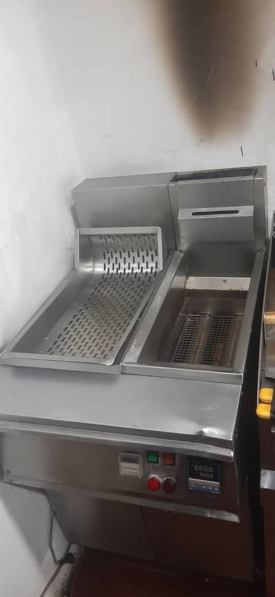 16L Fryer, HotPlate , Working Table ,  Table x1 Chairs x3