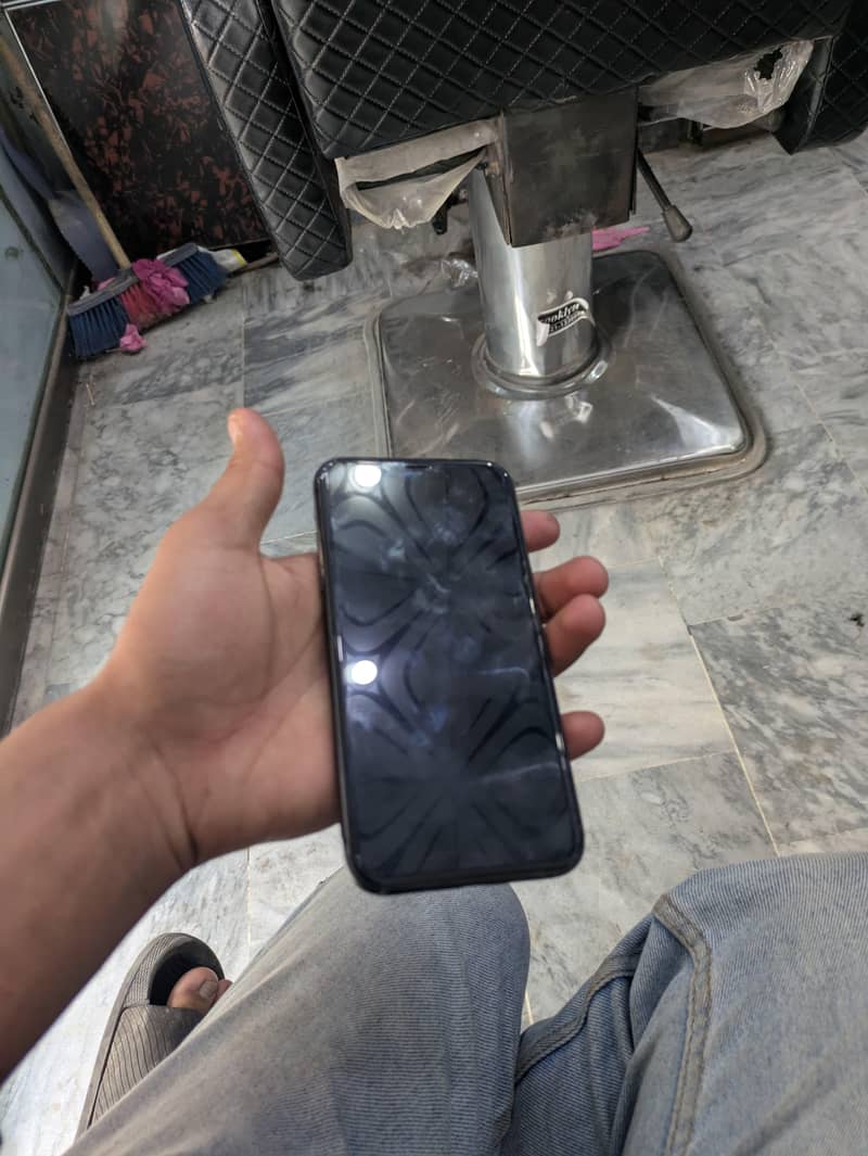 iPhone 11 64GB Non PTA (non factory) 5