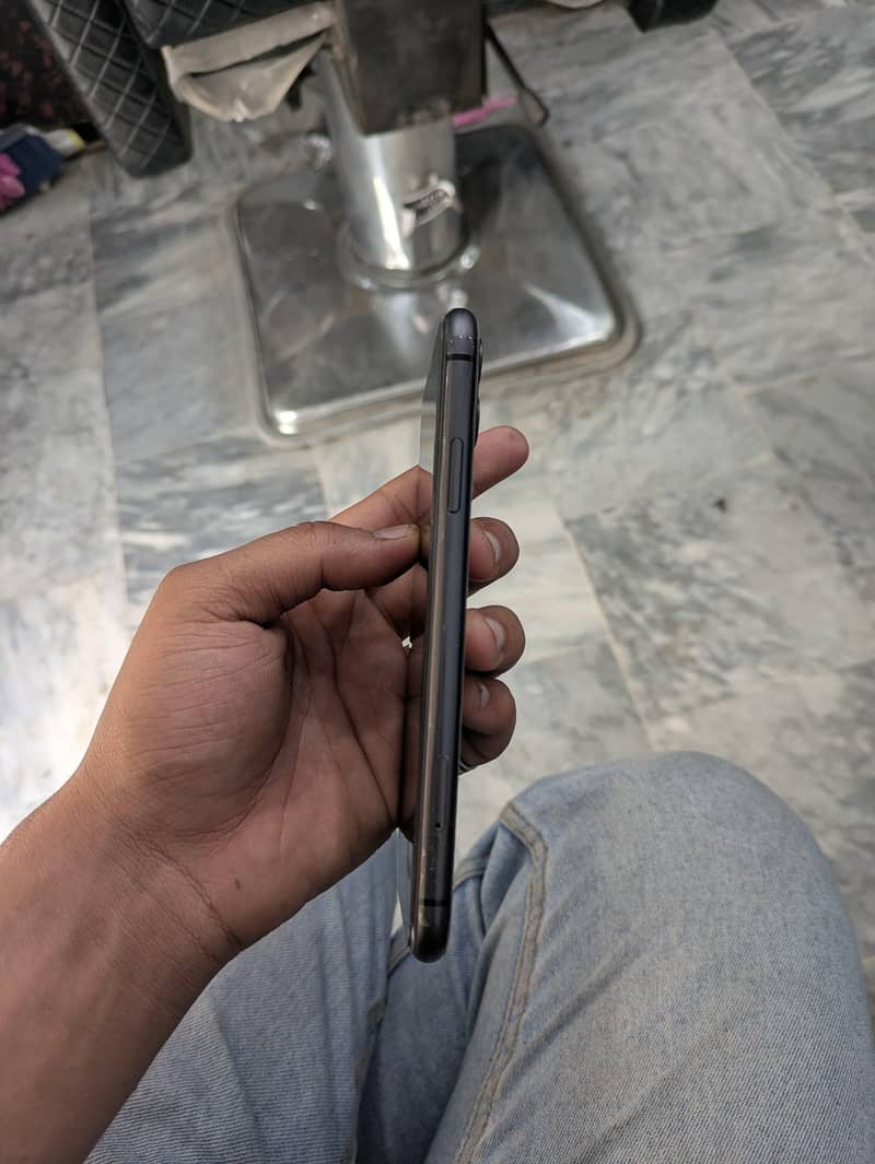 iPhone 11 64GB Non PTA (non factory) 7