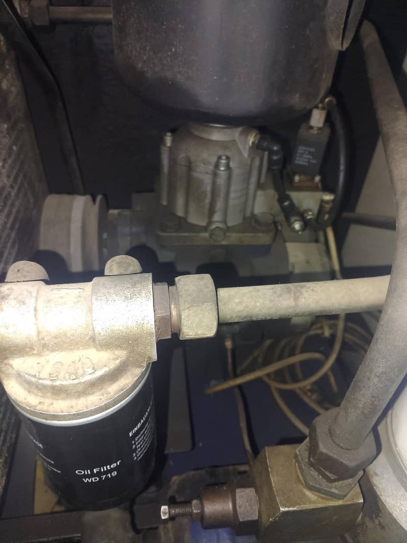 two used screw compressor 4