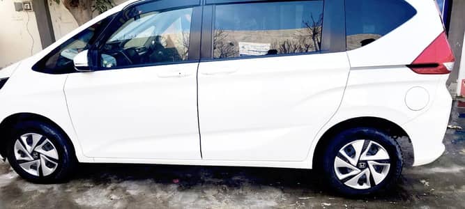 Honda Freed+ Hybrid B