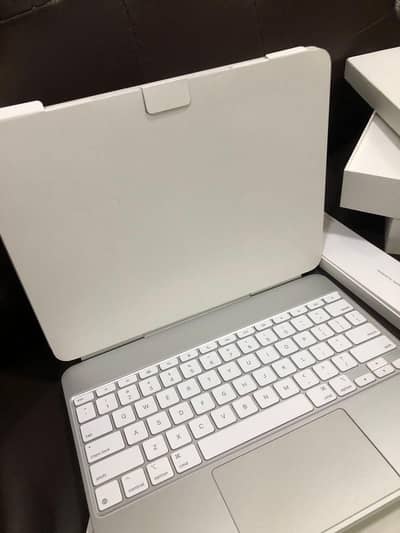 Apple iPad Pro M4 Apple pencil and Magic keyboard