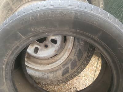 13 number ka tyre kahi se kata phata nahi hai