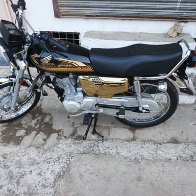 Honda 125 self start black gold 2025