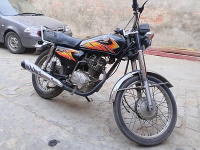 Honda 125 one hand use  bike level pari hai engine  vip pera hai