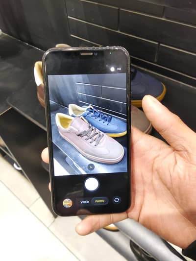 I phone 11 pro 64 gb BH 80 JV ALL OK HAI