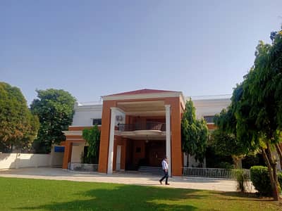 GULBERG 3 KANAL COMMERCIAL USE HOUSE FOR RENT