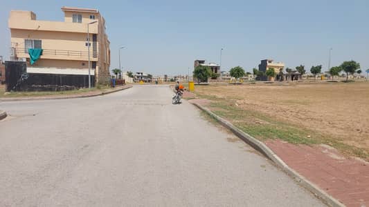5 Marla Possessionable Plot For Sale In Rose Garden Zone 2 Bahria Town Phase 8 | Top Heighted | Valley View | Near Boulevard | Investor Price 46 Lac