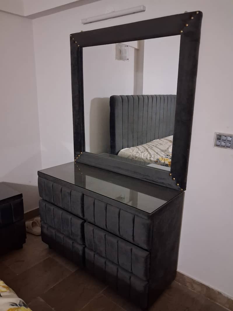 Bed with dressing table 0