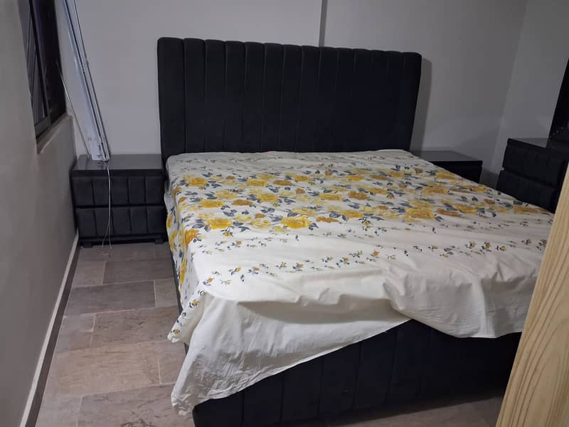 Bed with dressing table 2