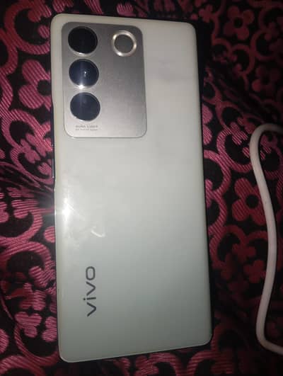 Vivo v27 5G edge