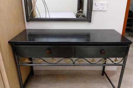 Selling Mirror And Vanity Set