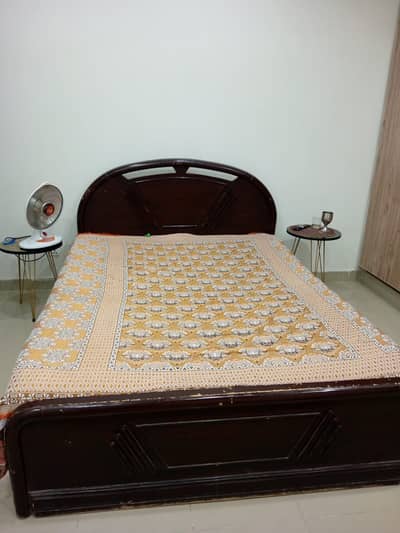 Second hand bed for sale along with matress