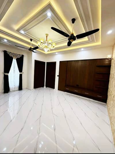 10 MARLA HOUSE ON GOOD LOCATION AVAILABLE FOR RENT AT REASOABLE PRICE IN BAHRIA TOWN LHR