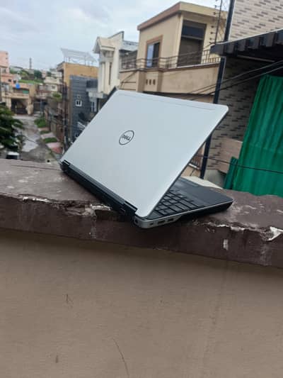 Dell core i7 4th generation laptop 2gb AMD Radeon card 8gb ram