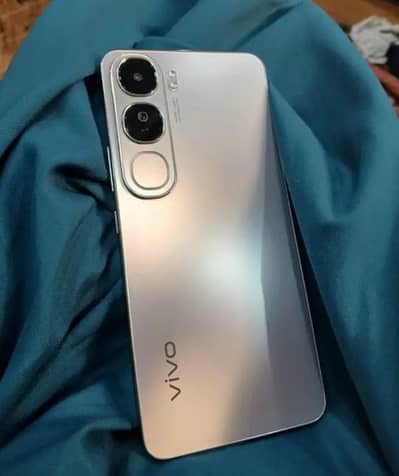 Vivo y200 8+8/256  complete box urgent sale connect wtp no
