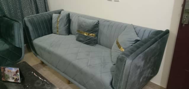 Urgent selling 7sitter +middle Table and curtain as well