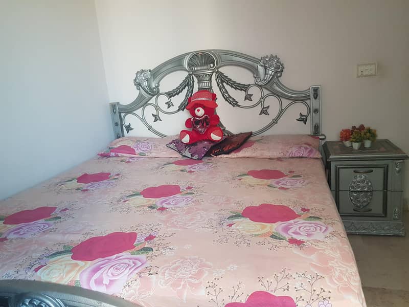 bed set wid side tables 0