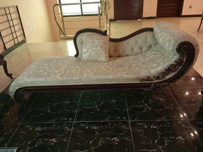 Dewan for sale in good condition