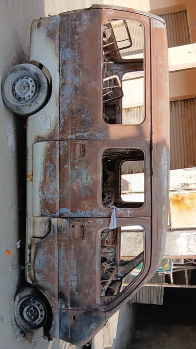 باڈی جل گئی ہے انجن مکمل طور پر ٹھیک ہے پٹرول سی این جی چالو کاپی فائل