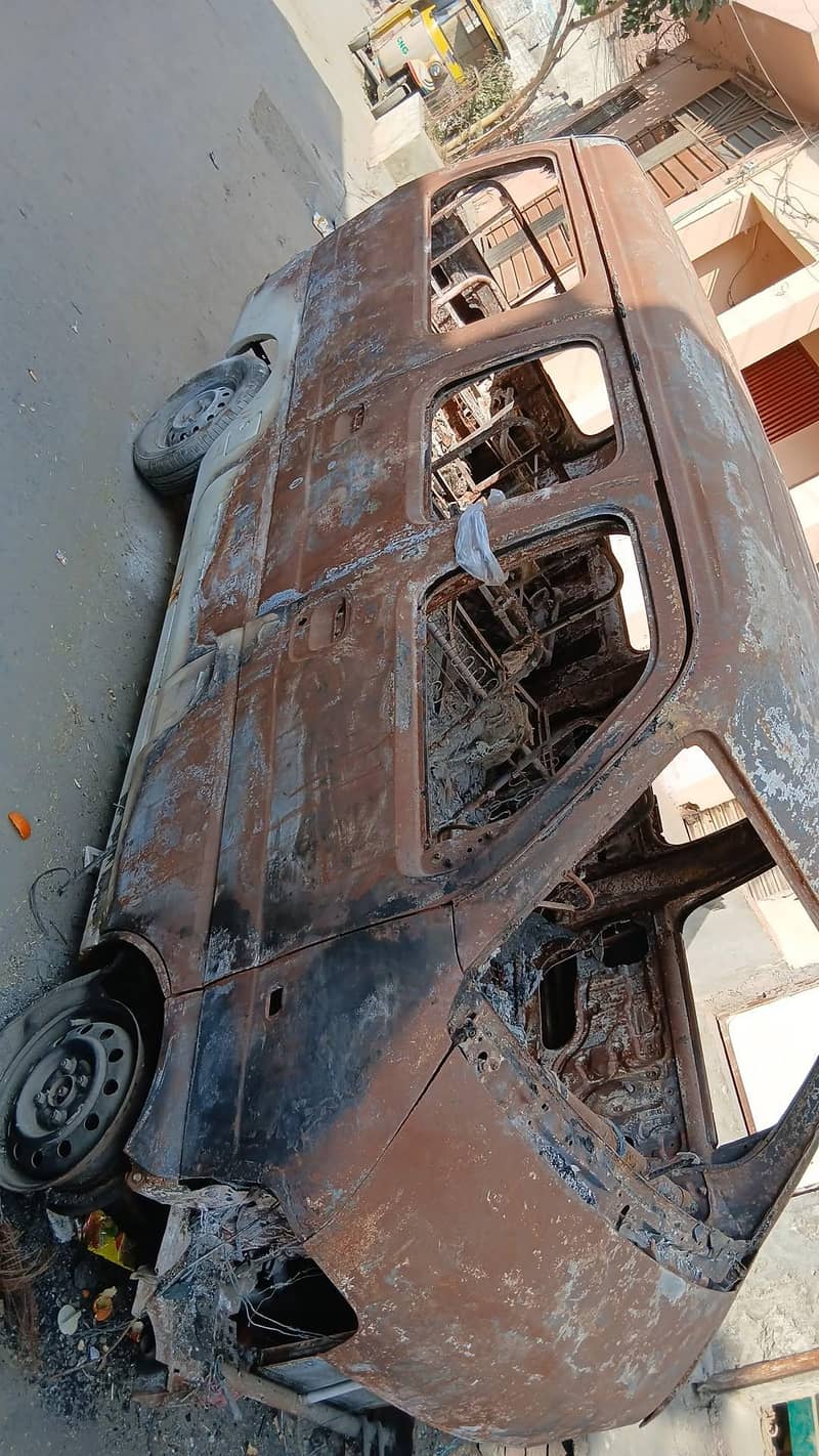 باڈی جل گئی ہے انجن مکمل طور پر ٹھیک ہے پٹرول سی این جی چالو کاپی فائل 1