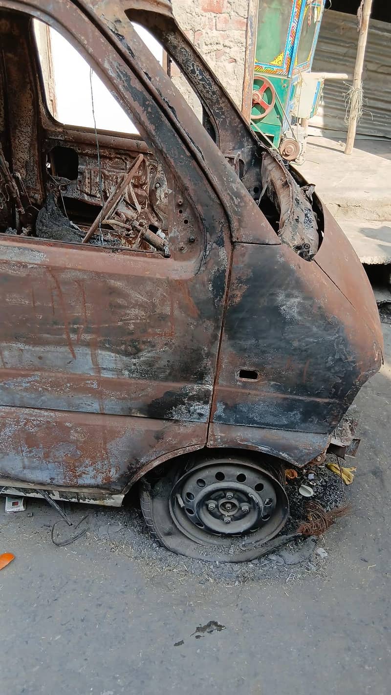 باڈی جل گئی ہے انجن مکمل طور پر ٹھیک ہے پٹرول سی این جی چالو کاپی فائل 3