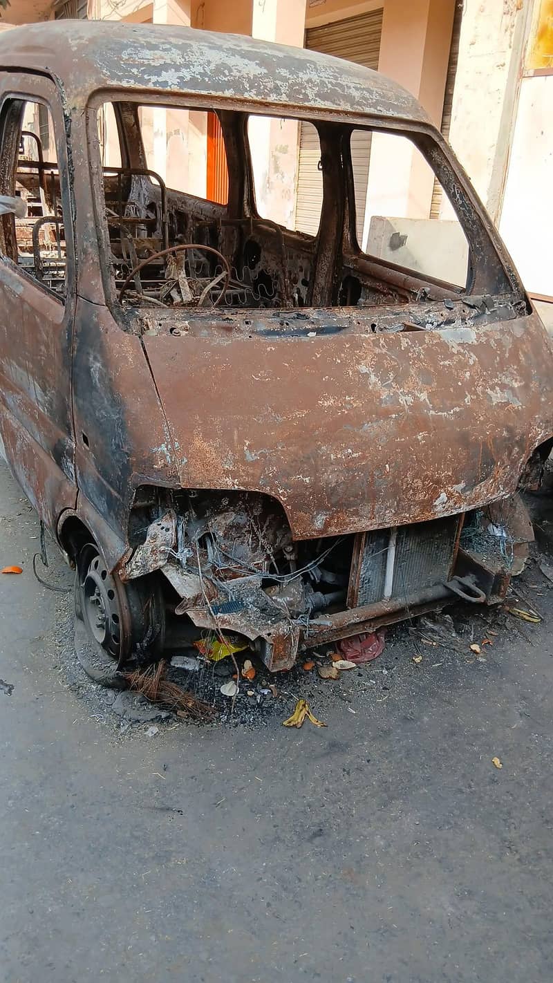 باڈی جل گئی ہے انجن مکمل طور پر ٹھیک ہے پٹرول سی این جی چالو کاپی فائل 4