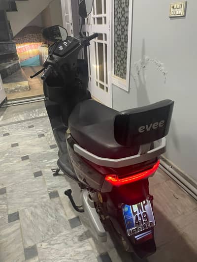 selling electric evee genz scooty 10/10 condition