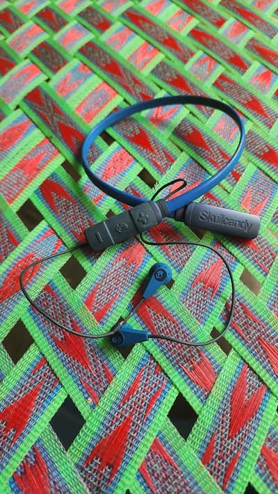 Skullcandy Indy True Wireless earbuds. right side ok