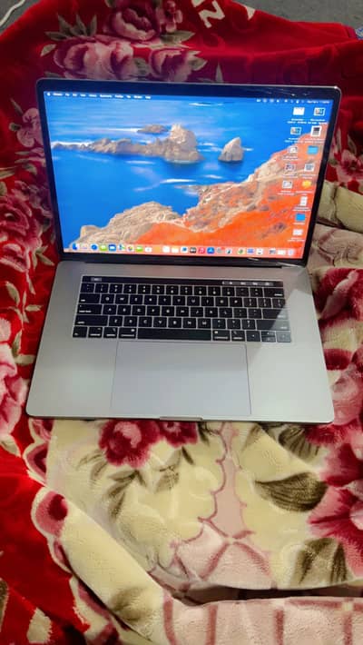 MacBook Pro 2018 | 15 inches | Core i7| 16GB | 500GB SSD | 4GB GPU