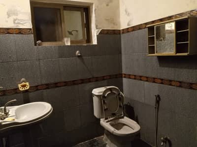 ڈبل بیڈ روم کرایہ پر دستیاب | اٹیچ واش روم | 12-A لارنس روڈ پر بہترین لوکیشن