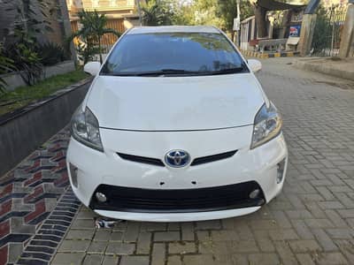Toyota Prius S LED Model 2014 Registered 2017