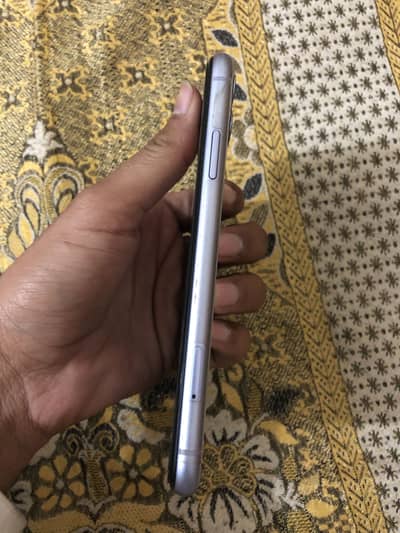 Iphone 11 9 by 10 condition only battery in service but original