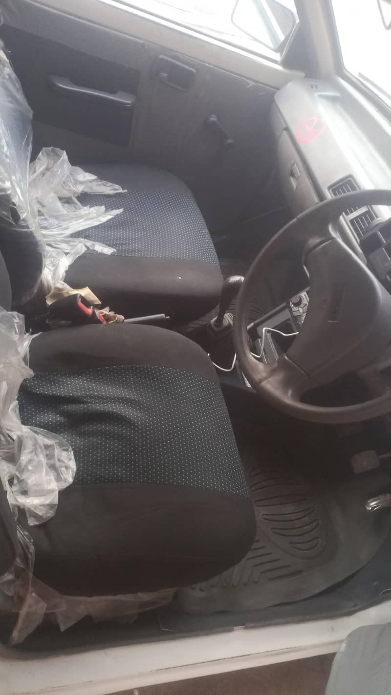 اندر سے جو بندہ ہے چھت سے نیچے شاور بیت سے 3