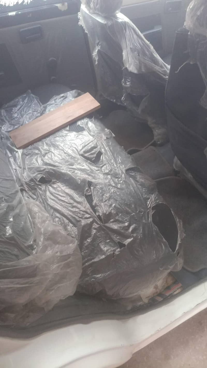 اندر سے جو بندہ ہے چھت سے نیچے شاور بیت سے 4