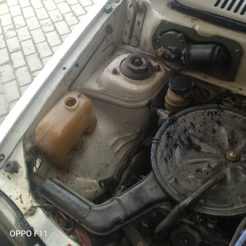 اندر سے جو بندہ ہے چھت سے نیچے شاور بیت سے 6