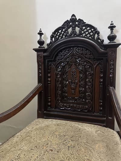 Chinoti chairs with center table