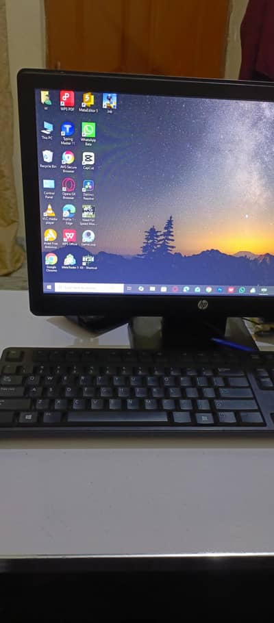 I'm selling my desktop Dell pc.
