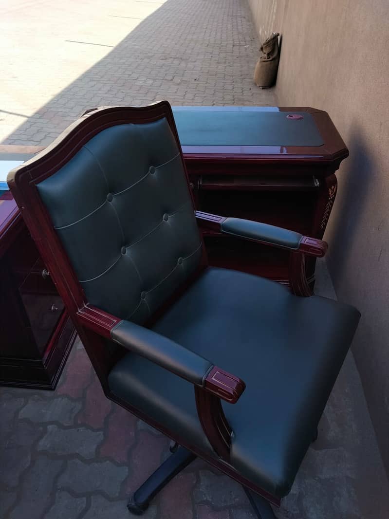 EXECUTIVE TABLE, CHAIRS, SIDE TABLE 1