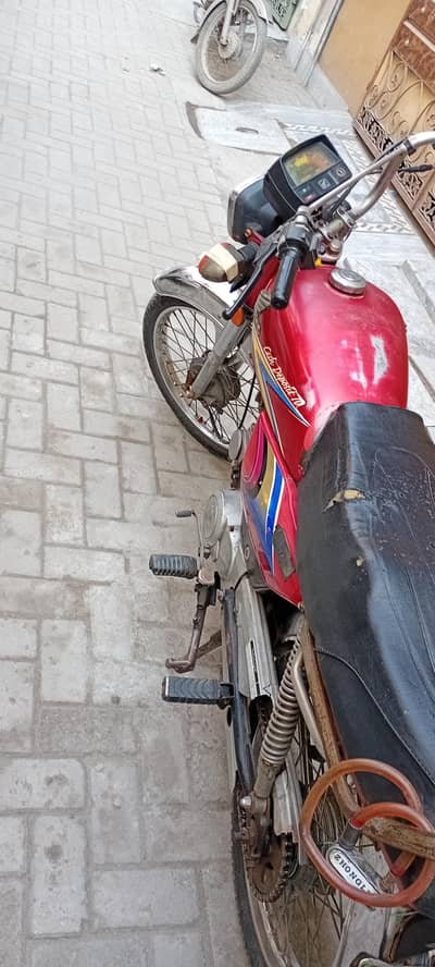 i am selling my bike good candition all  iz orignul total docoments av