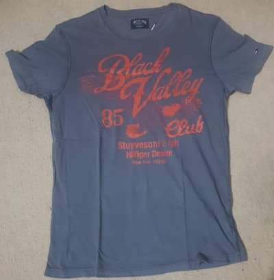 BUNDLE OF 18 T-SHIRTS JUST IN RS 4000 WHATSAPP 03305351101