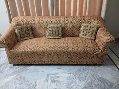 (3 + 1 + 1) seater sofa for sale in good condition with extra cover