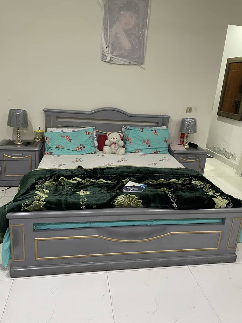 King size bed 0
