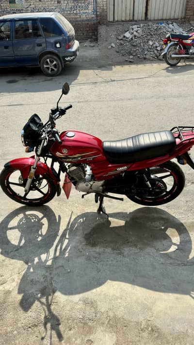 Yb 125 Dx 2021 model red colour